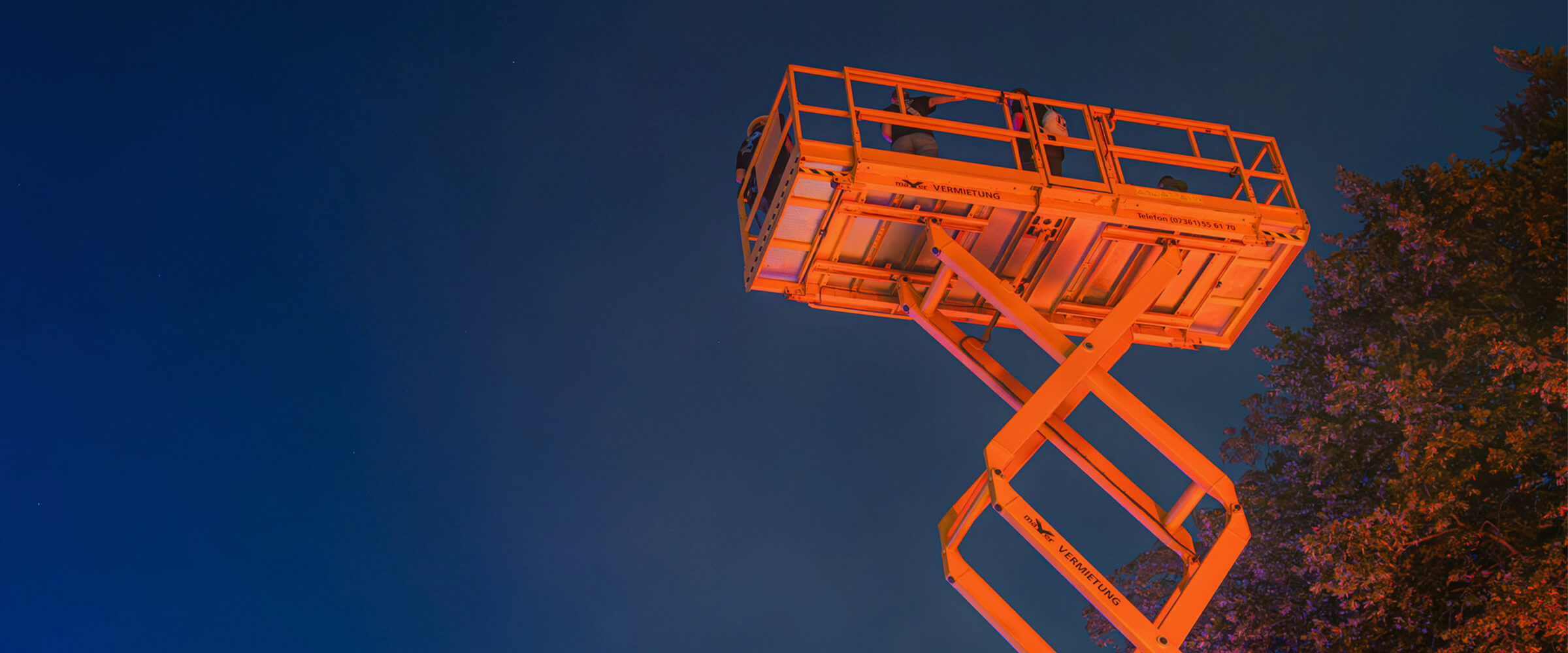 Scissor lift from Mayer Arbeitsbühnen on the water with taste festival